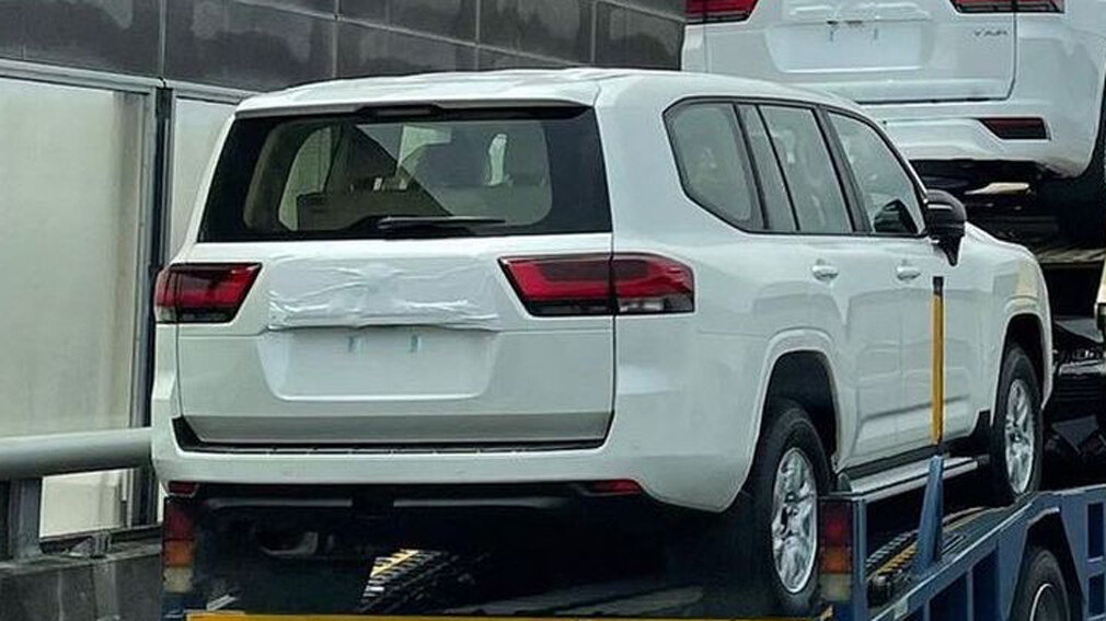 Ранние шпионские фото Toyota Land Cruiser 300, источник: Instagram/Cars_secrets