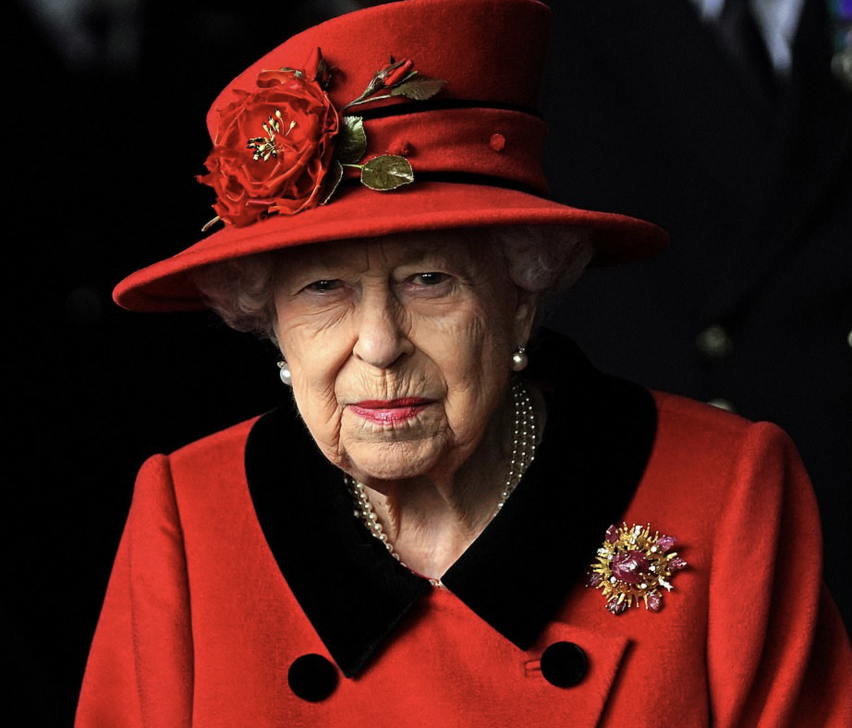 Королева Елизавета II в красном наряде и с рубиновой брошью