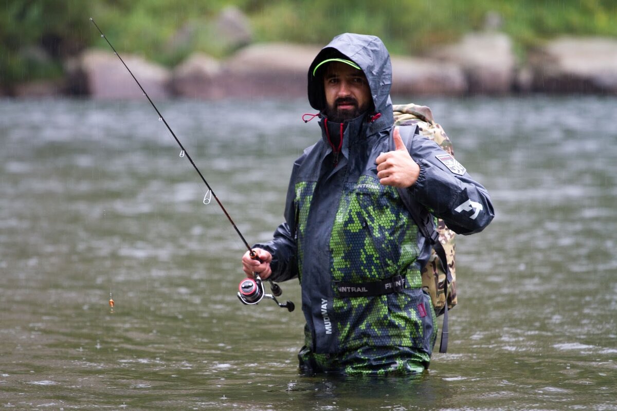Даже если вы будете весь день рыбачить под проливным дождем, вейдерсы и куртка FINNTRAIL не пропустят ни капли 
