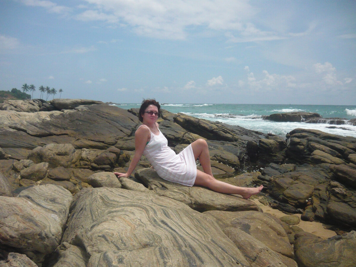 Пляжи не оборудованы, нет людей, бухты и камни, куда подплывают маленькие акулки. Не очень приятно, когда они совсем близко в камнях, но очень интересно за ними наблюдать.