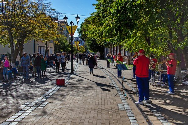 Смотреть можно по-разному ... наслаждаться погожим деньком, устройством  всего вокруг и даже взаимодействием экономических субъектов. Если,  конечно, тебе это нравится ...

Просто ... Курортный проспект, Зеленоградск, Калининградская область ...   

  
