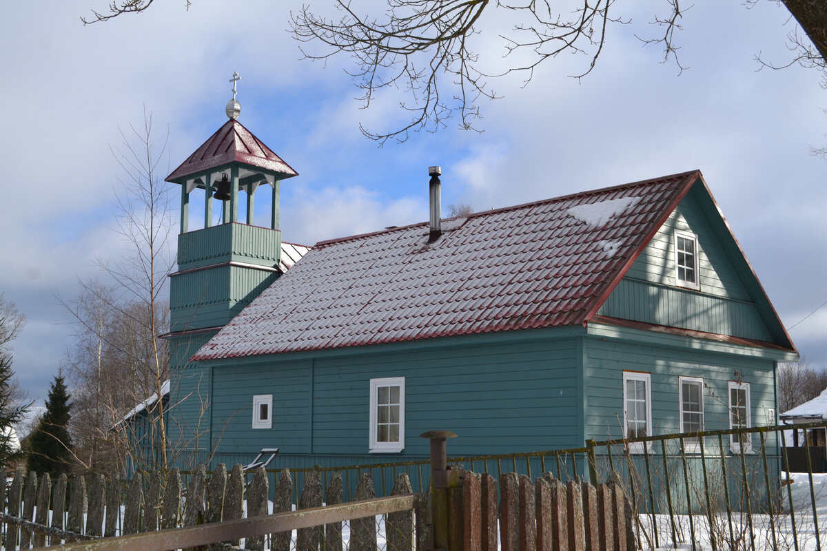 Церковь. Внутрь не попали, смотритель, если можно так назвать, был в отъезде. Священника у них как такового нет. 