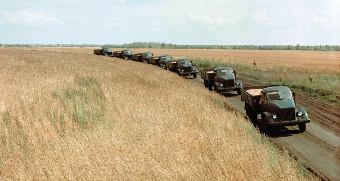 pobeda-club.ru. Фото с Яндекса. Машины в поле.