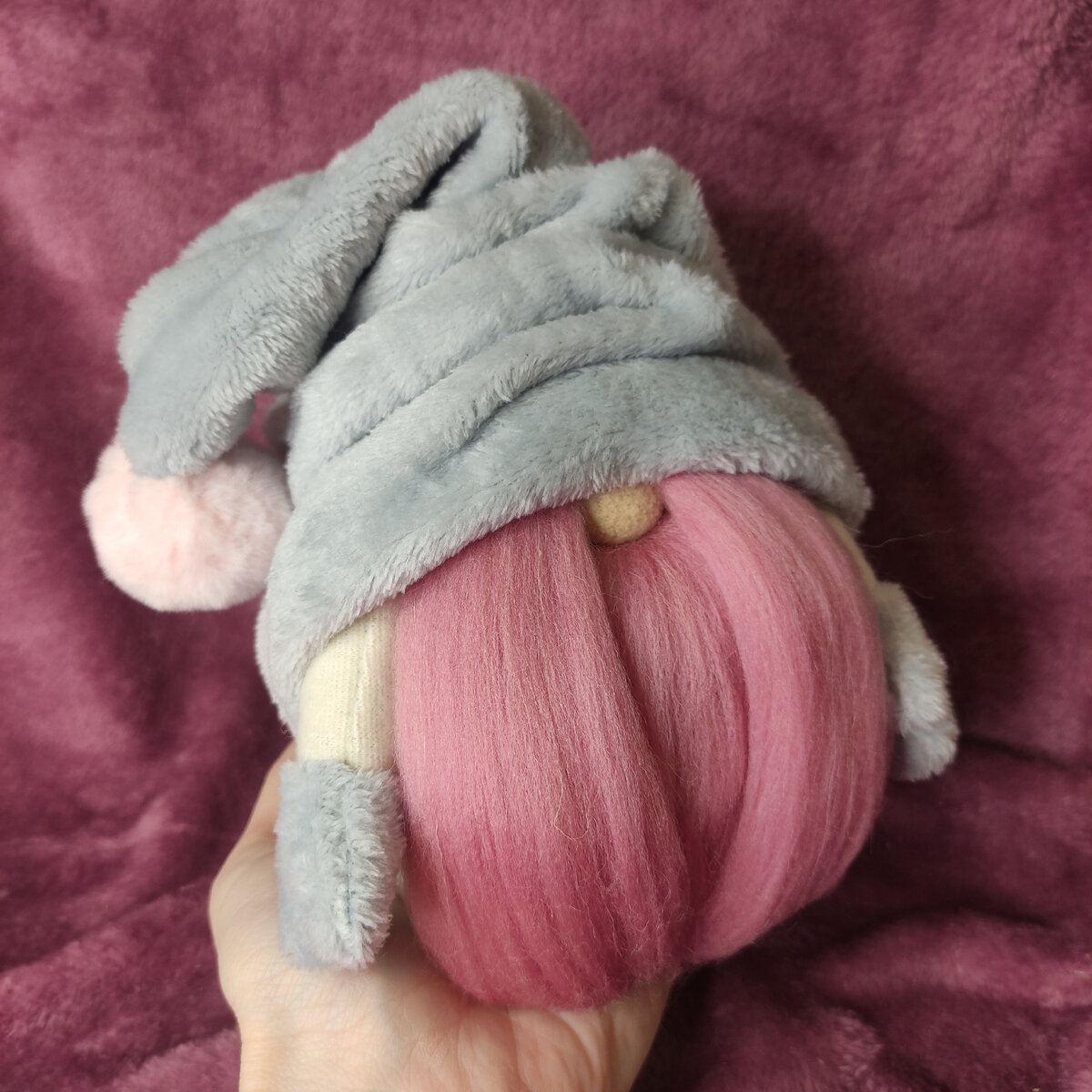 Шапочка гномика сшита из плюшевой ткани, что делает его ещё милее. Его в прямом смысле не хочется выпускать из рук. 