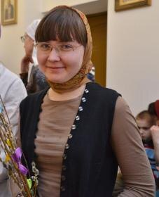 Я сначала была добровольцем благотворительного фонда «Старость в радость». Приходила в Обитель, помогала мыть полы, прибираться, потом мне стали доверять кормить бабушек. Со временем батюшка благословил выходить в смены. Ходила, помогала, потом постепенно стало приходить понимание, что, наверное, это дело, которым стоит заниматься. Надо больше посвящать этому времени, чем я посвящаю. Может быть, даже всю жизнь. Эти мысли вызревали. Я общалась с батюшкой, общалась с сестрами, потом батюшка благословил. На тот момент я совмещала мирскую работу в институте и служение здесь, в Обители. И еще через полгода меня посвятили в сестры милосердия.