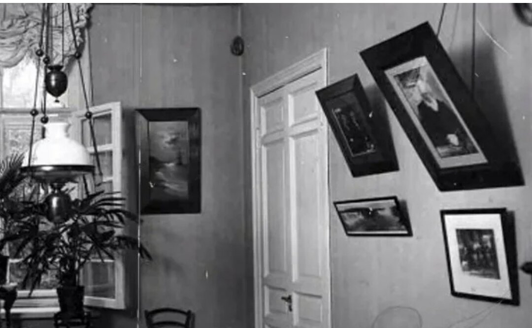 Напротив двери висел пестрый. Советское зеркало на стене. СССР комната с зеркалом. Угол Советской квартиры. Картины которые висели в советских квартирах.