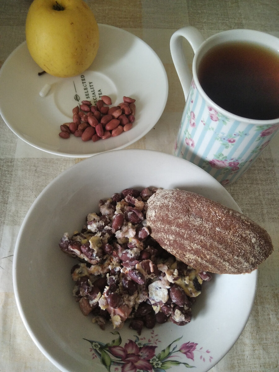 На завтрак фасоль с яйцом и сарделькой, яблоко, арахис