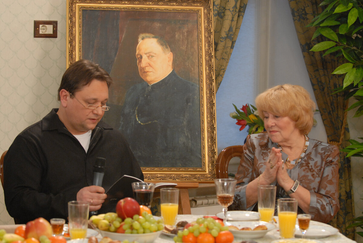 Актёрские посиделки. 2007 г. Александр Владимирович Клюквин и Вера Анатольевна Максимова на фоне портрета А.И. Сумбатова-Южина