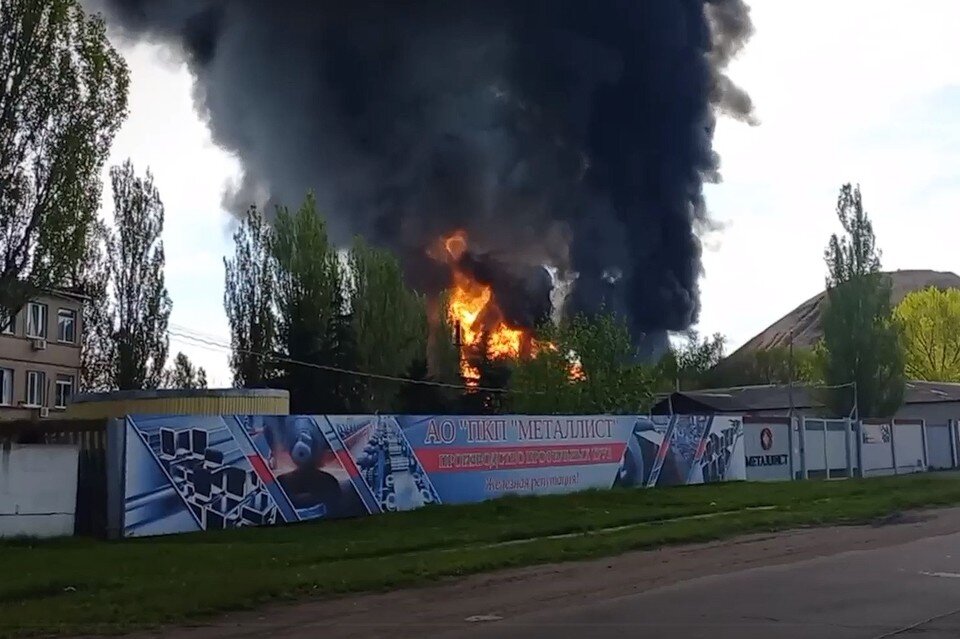     Огонь поднимается на несколько десятков метров в высоту  Кадр видео