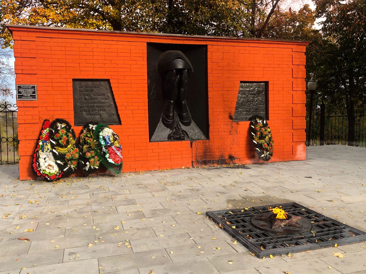 Мемориал «Скорбящая мать» - памятный знак жертвам фашизма в Старом Осколе. 