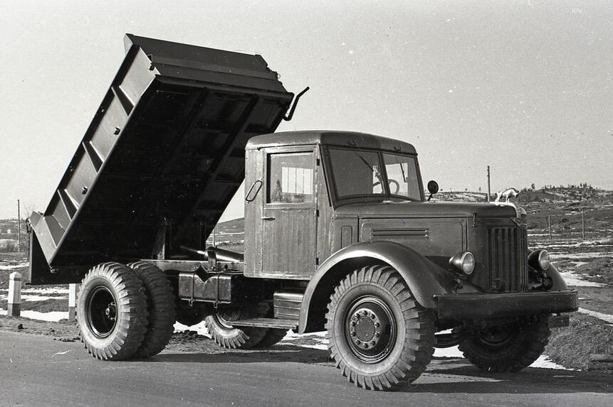Первые МАЗ-205 выпускали без обшивки деревянных дверей металлом. Адрес иллюстрации: https://4esnok.by/wp-content/uploads/2019/09/original-1-1.jpg