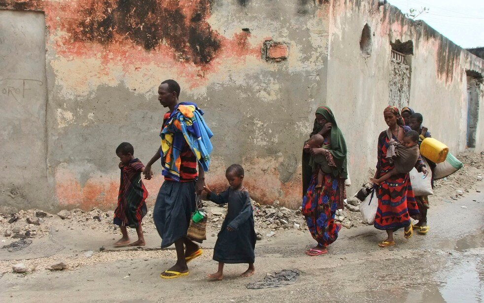Бедность и голод. Сомали голодающие люди.