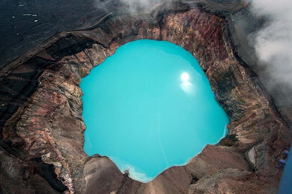 Кислотное озеро на Камчатке.