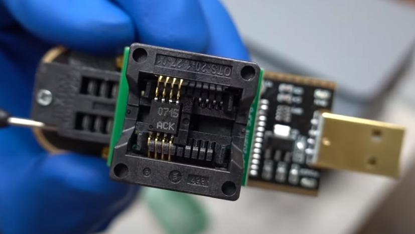Подключим программатор через разъем USB к компьютеру.