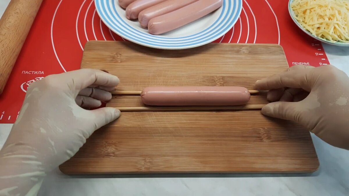 Для приготовления нам понадобится : восемь  молочных сосисок высшего сорта, восемь яичных желтков, маленький кусок сыра 50 гр.