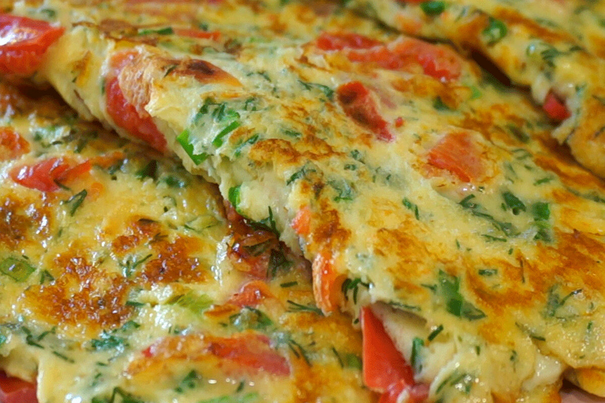 скрэмбл с ветчиной. яичница с колбасой. фриттата с ветчиной. омлет с помидорами и колбасой. яичница с колбасой и сыром.