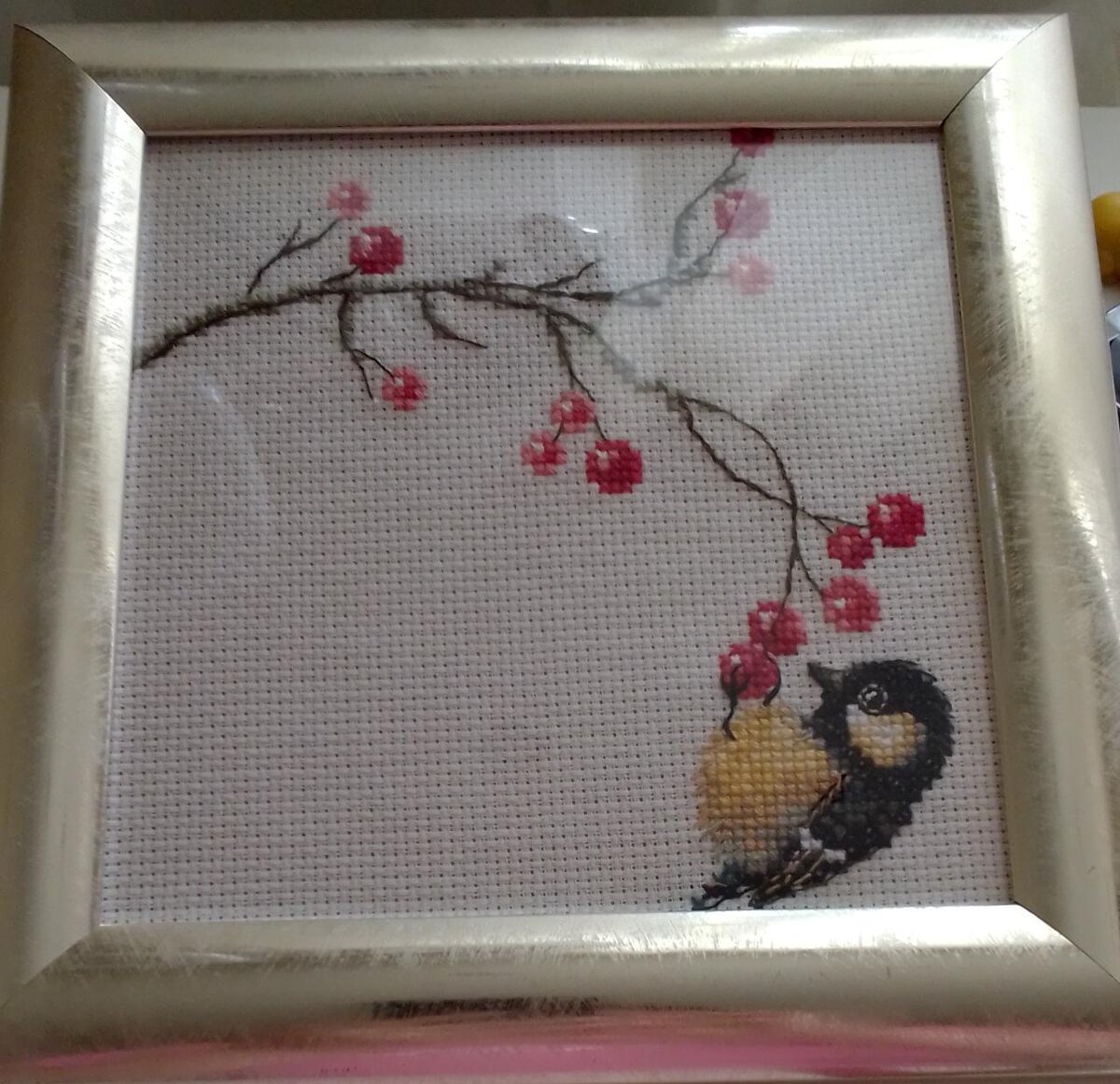 Вышивает Наталья