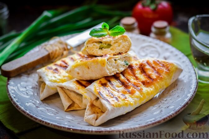 лаваш, творог, сыр твёрдый, лук зелёный, сметана, соль, перец чёрный молотый, желток, масло растительное