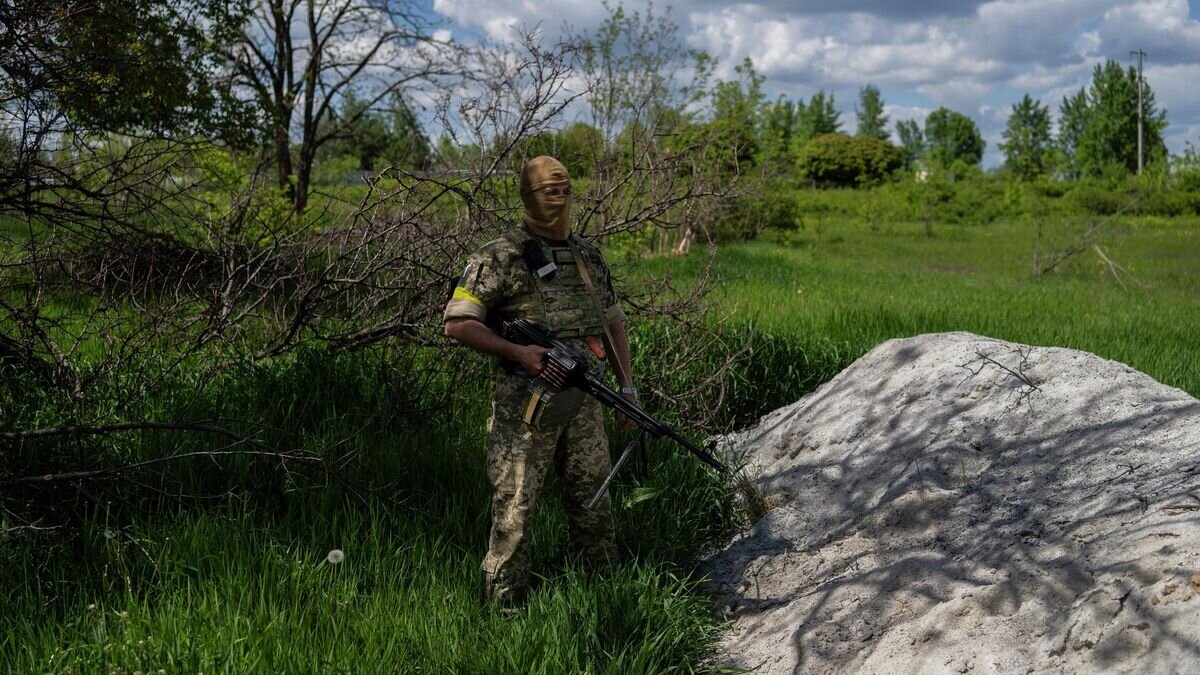    Украинский военнослужащий на окраине Харькова© AP Photo / Bernat Armangue