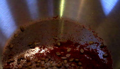 Классический армянский шашлык на самом деле готовится обычным способом, а главное содержание заключается в хорошем маринаде. Для этого используется немного простых продуктов. Интересно, что армяне не рекомендуют использовать уксус или майонез. Все гораздо проще. Итак, в отдельную емкость, желательно взять сразу большую эмалированную, в которой будет мариноваться шашлык, насыпаем молотую паприку, молотый тмин, черный молотый перец, соль и семена кориандра.