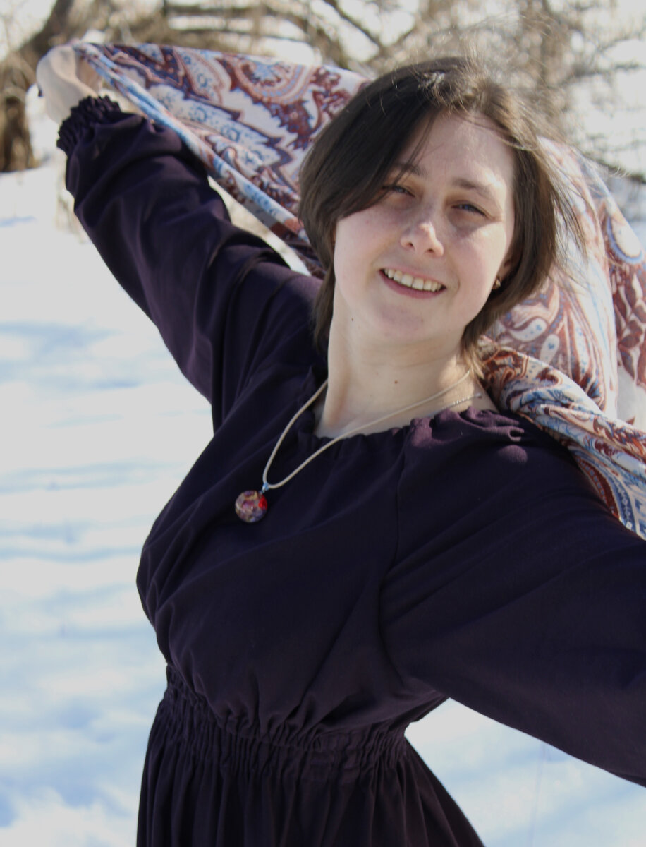 А ещё мне очень хотелось носить этот кулон из эпоксидной смолы и это также было мощным стимулом к пошиву) А Вы когда-то шили платье к украшению?