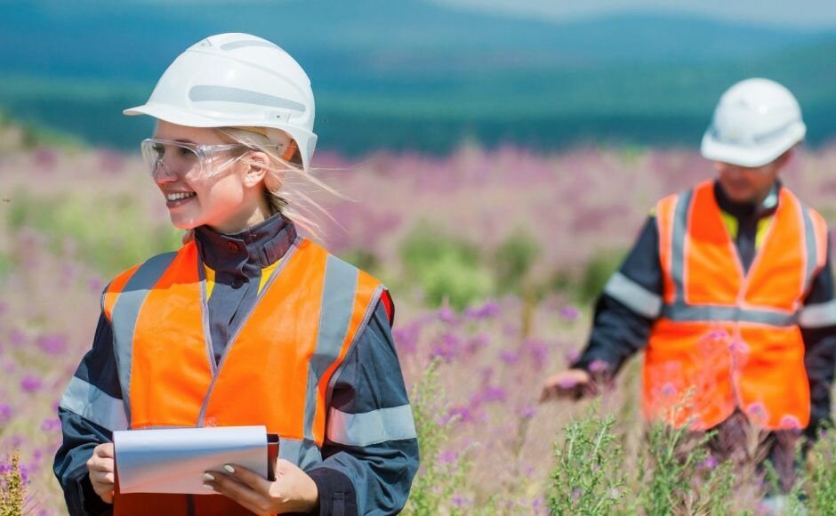 женщина инженер. экология профессия. инженер по восстановлению окружающей среды. специалист по оос. профессия эколог.