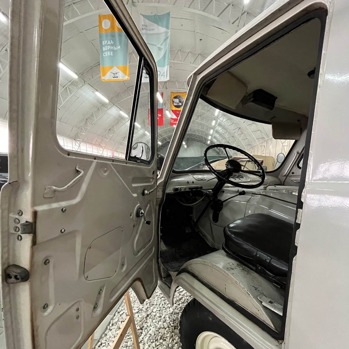 Дверь 450-ого не имеет обшивки. Внутри здесь, как и снаружи, просто крашеный металл.