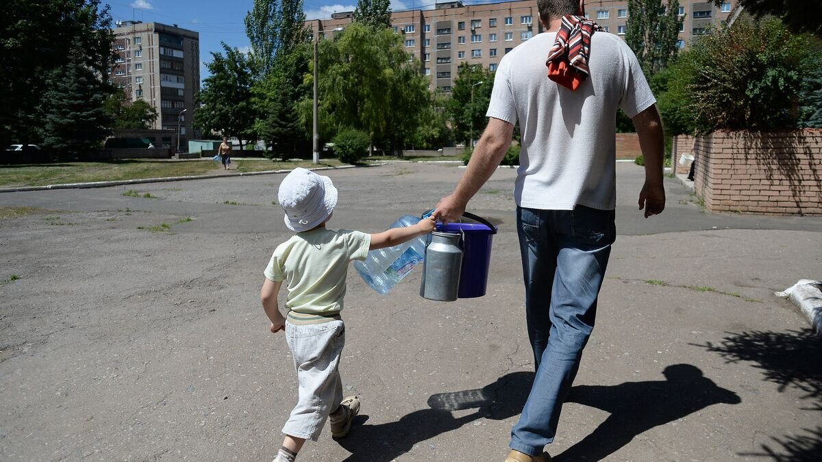    Местные жители с ведрами и канистрами идут к месту подвоза питьевой воды© РИА Новости / Максим Блинов