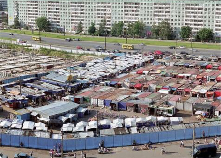 Рынки возле метро. Рынок на проспекте Просвещения 90-е. Рынок проспект Просвещения 2000.. Выборгский рынок в 2000 Просвещения. Рынок Звездный Санкт-Петербург.