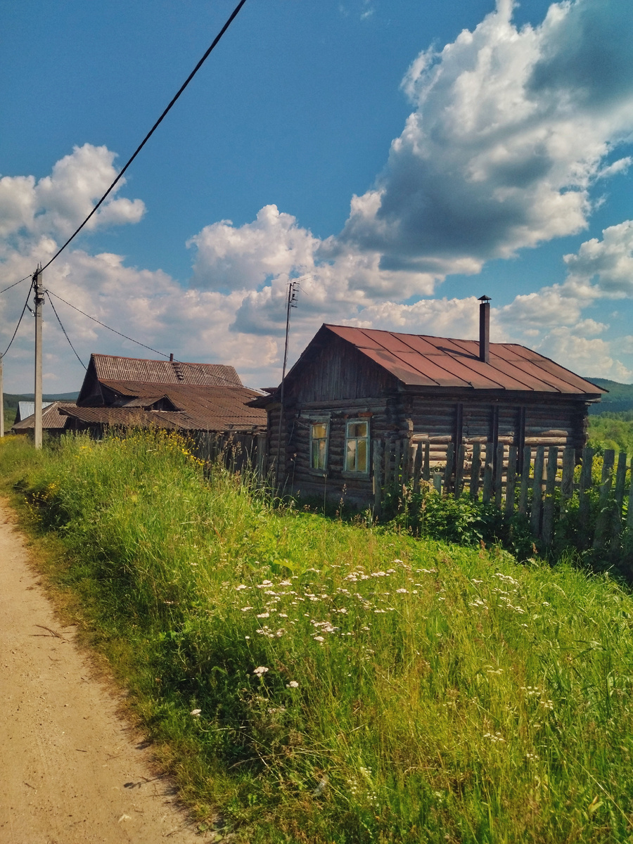Постепенно дома переделывают, но и есть в первоначальном виде