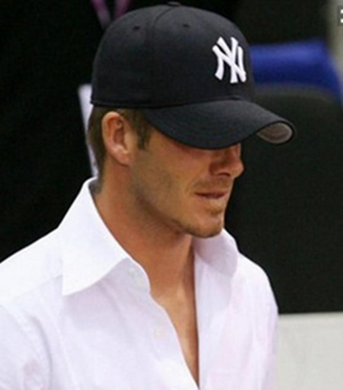 красивый молодой человек в фуражке и широкой. красивый молодой человек в фуражке и широкой. красивый молодой человек в фуражке и широкой. красивый молодой человек в фуражке и широкой. парень в белой рубашке.