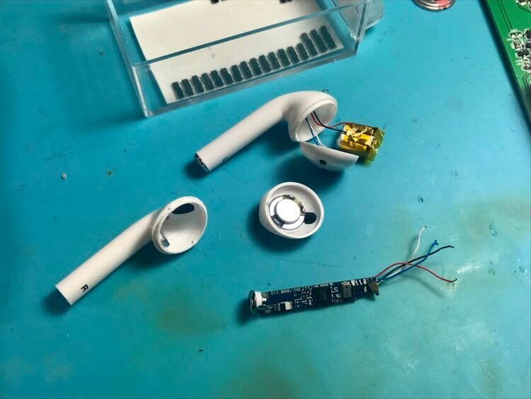    Вот так выглядят AirPods изнутри.