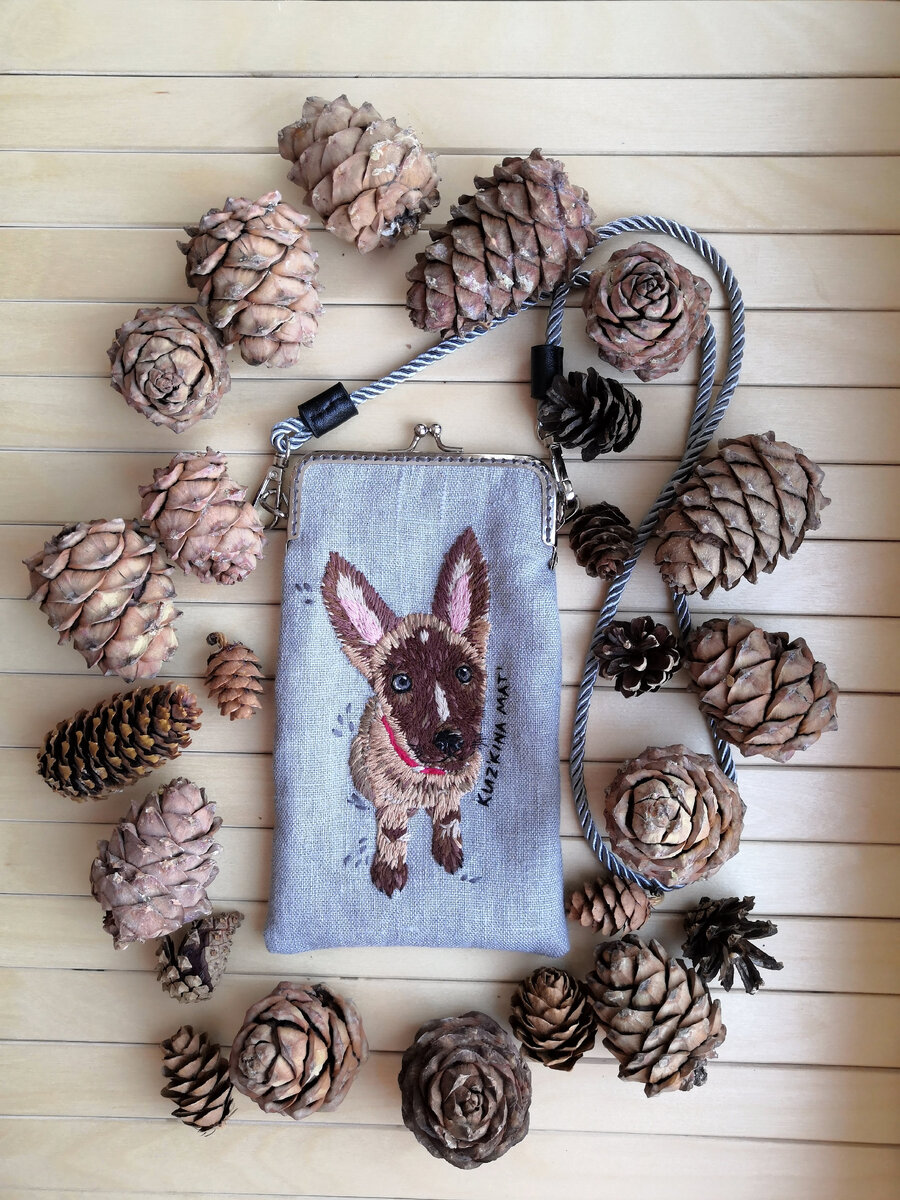 Такой формат сумочки оказался очень удобным, когда целый день бегаешь по рабочим делам, а у тебя несколько телефонов