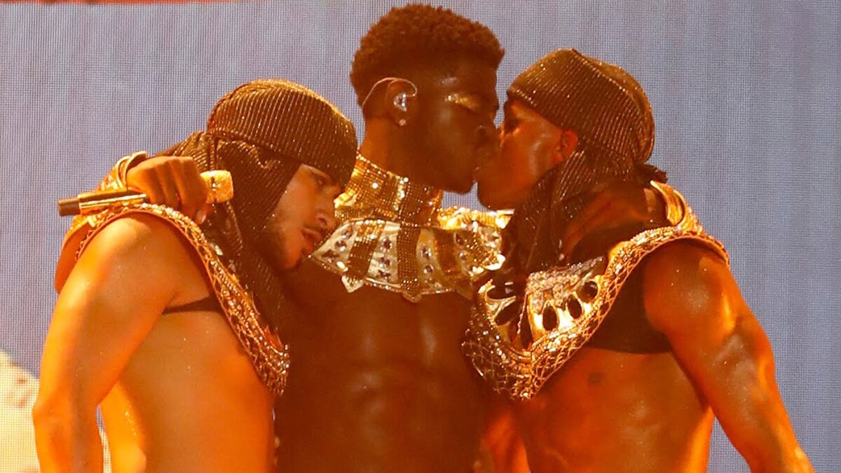 Исполнитель LIL NAS X. Трек  Montero занял место 1 в чарте Billboard