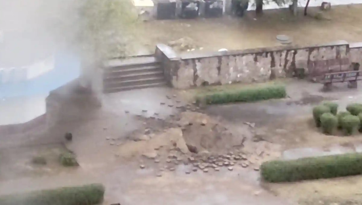 Кадры утреннего обстрела территории ЗАЭС. Беглый украинский чиновник Дмитрий Орлов, которого иноСМИ называют "мэром Энергодара" в своём ТГ-канале в очередной раз обвинил в этом ВС РФ. Впрочем, когда он это писал, видимо ещё не знал, что всех ждёт впереди.