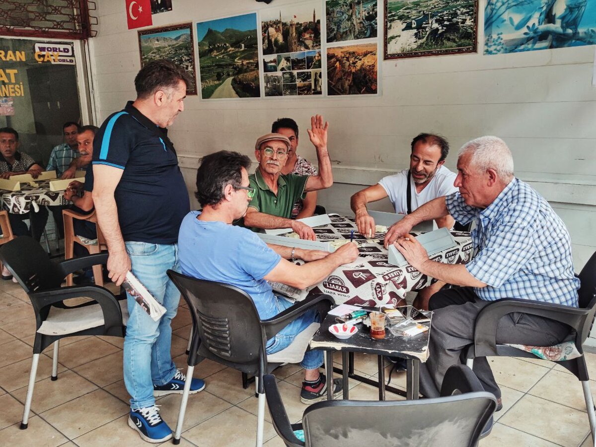 Застал заядлых игроков за привычным для них форматом отдыха