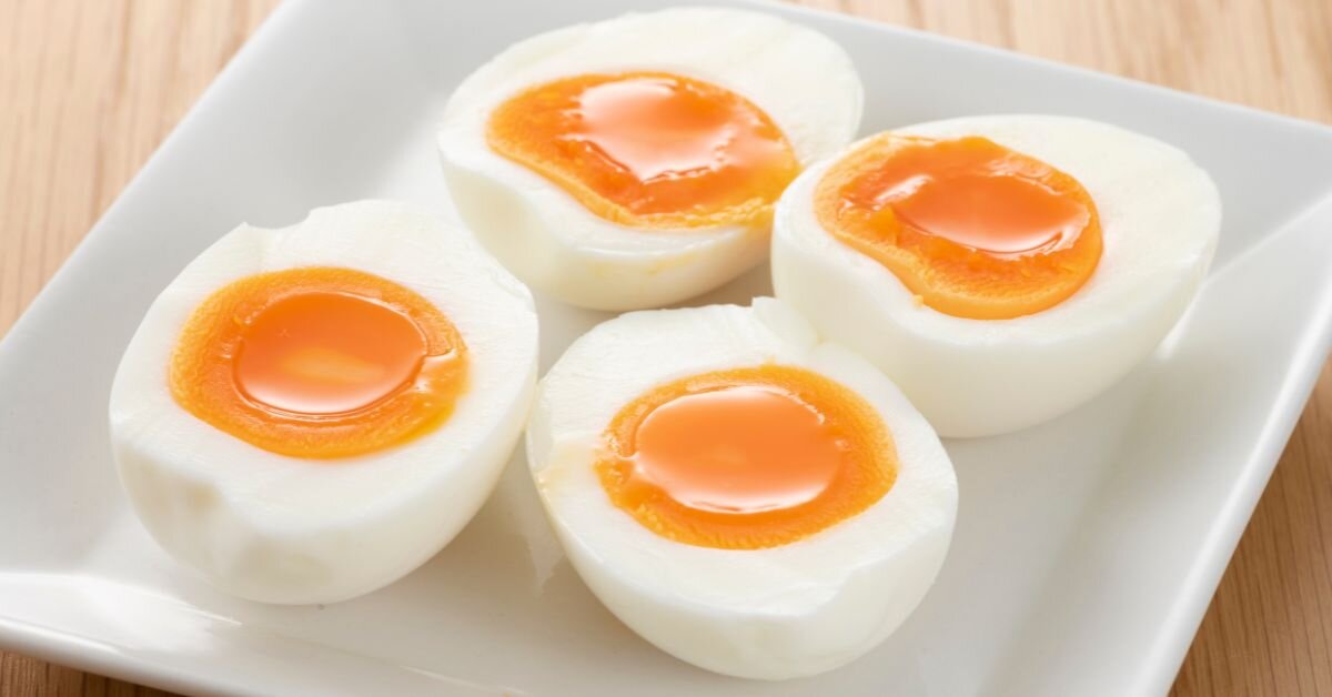 Кто-то любит омлет, кто-то — яйца вкрутую, а вот мои домочадцы предпочитают яйца всмятку. Нежный кремовый жидкий желток и плотный белок — самое любимое блюдо на завтрак.