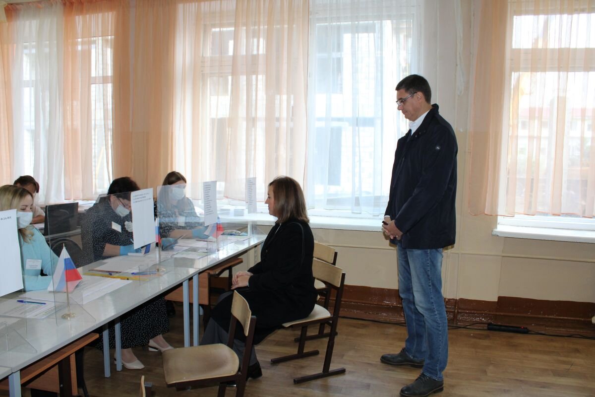    Авдеев с женой проголосовал на выборах губернатора Владимирской области