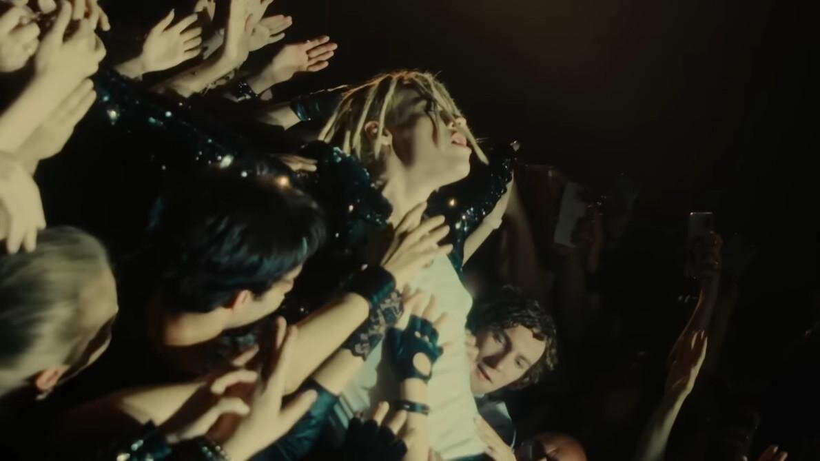    Многие осудили певца за его псевдоним и дреды, никак не вписывающиеся в русскую культуру