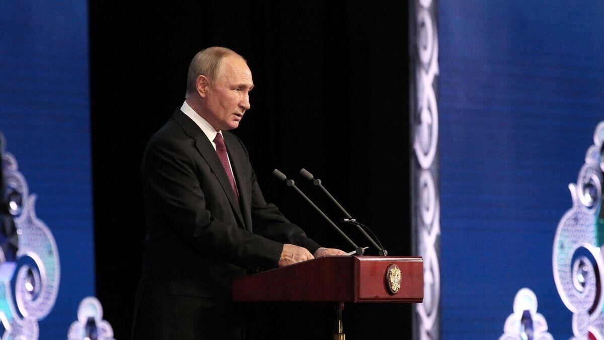    Президент РФ Владимир Путин выступает на праздничном мероприятии, посвящённом 100-летию республик Адыгея, Кабардино-Балкария и Карачаево-Черкесия, в Государственном Кремлёвском дворце© РИА Новости / POOL