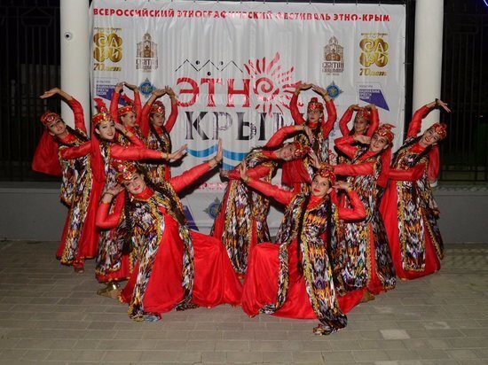     Лауреаты Всероссийского этнографического фестиваля после своего яркого выступления на сцене.