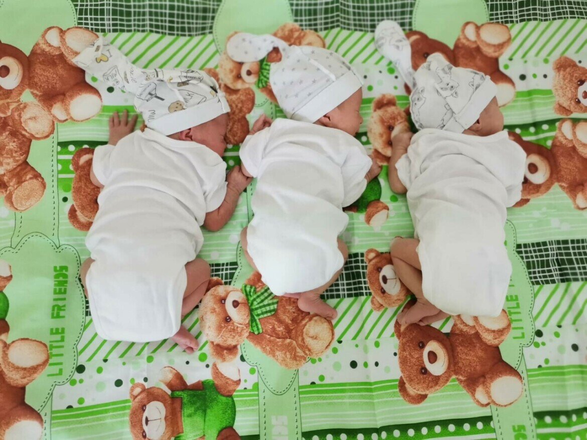 тройня фильм. художественная тройня 7 букв. лего тройня. маму и ее дочерей принимают за тройняшек. тройня сериал.