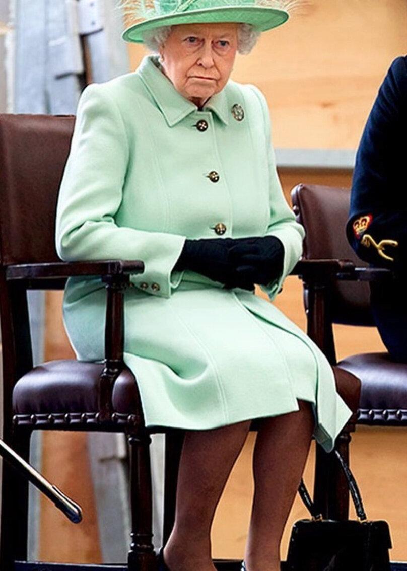 королева англии с сумочкой. Queen elizabeth ii с сумочкой. знаки елизаветы 2. королева елизавета 2 на троне. сумочка елизавета вторая королева.