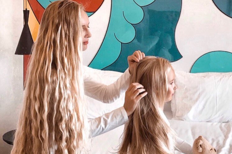     Две Рапунцель: как и зачем бьюти-блогерша зарабатывает на волосах своей маленькой дочери