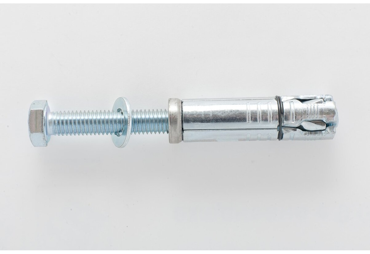 В промышленности анкерные болты используются довольно давно. Если посмотреть на линию электропередач, то можно увидеть, что ее опоры стоят на бетонном фундаменте, прикрученных именно такими ботами. Их выставляют по чертежным данным и заливают бетоном. Потом к анкерам крепят металлическую конструкцию. Практически все тяжелое оборудование на крупных промышленных объектах устанавливается на анкерах. Расчет анкерных болтов для таких конструкций является одной из важных задач на этапе проектирования объекта.