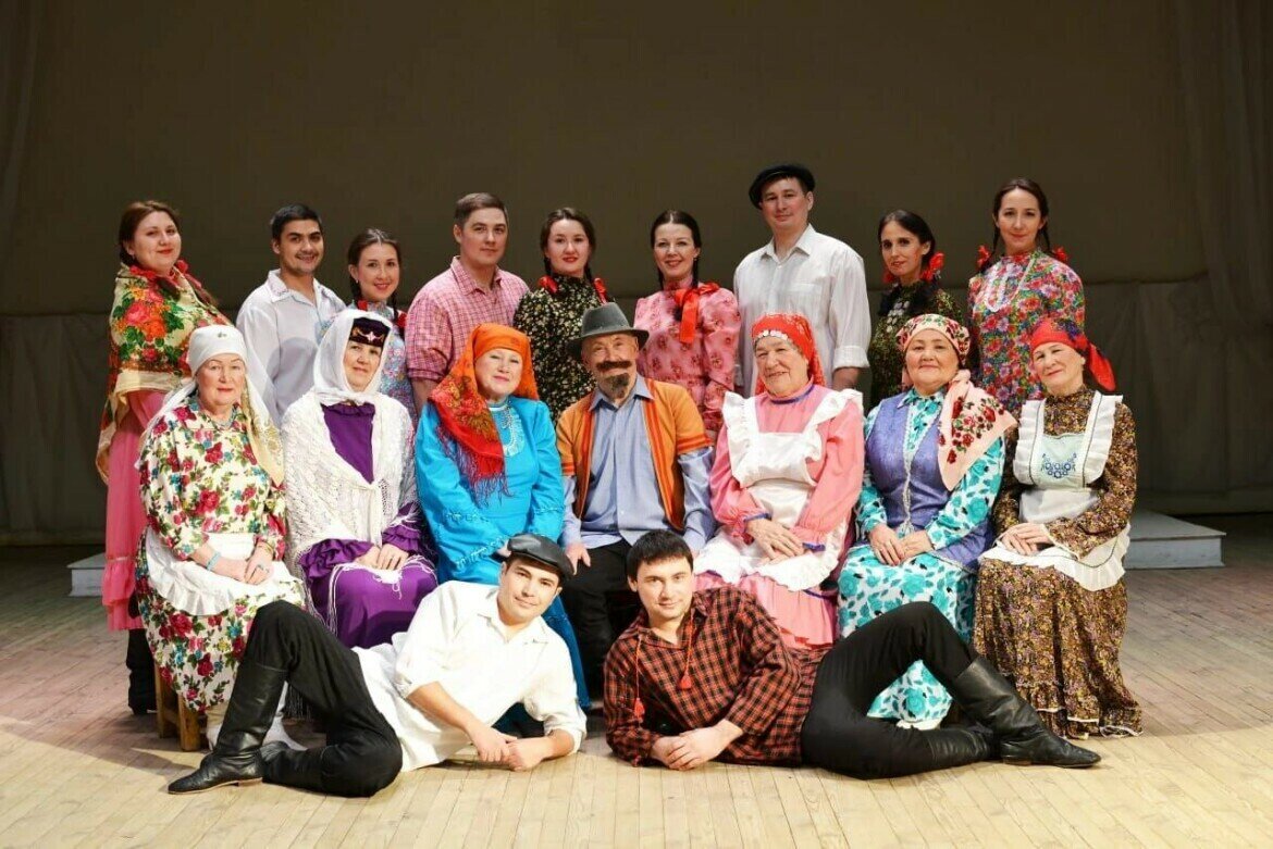 В Яркеево Артур пробует себя в качестве актера – играет в спектаклях народного театра. (в нижнем ряду справа)
Фото: из личного архива Артура Хасанова