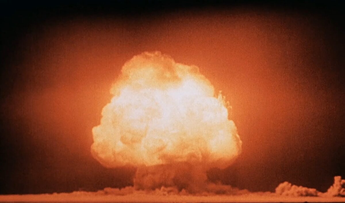 1-ое испытание ядерного взрыва. Ист.: Авторство: United States Department of Energy. Trinity and Beyond: The Atomic Bomb Movie, Общественное достояние, https://commons.wikimedia.org/w/index.php?curid=63457849
