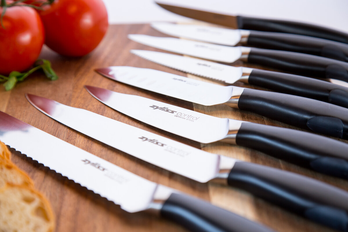 Правильно выбрать нож. Кухонный нож. Ножи кухонные профессиональные. Острый кухонный нож. Нож для мяса и овощей.