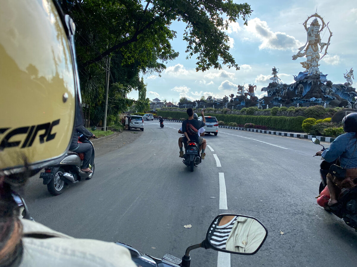 Покатушки на байках в поисках дешевой еды