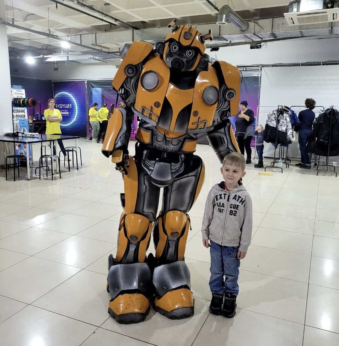 Вот ещё тоже человек в костюме был, но тут костюм неплох